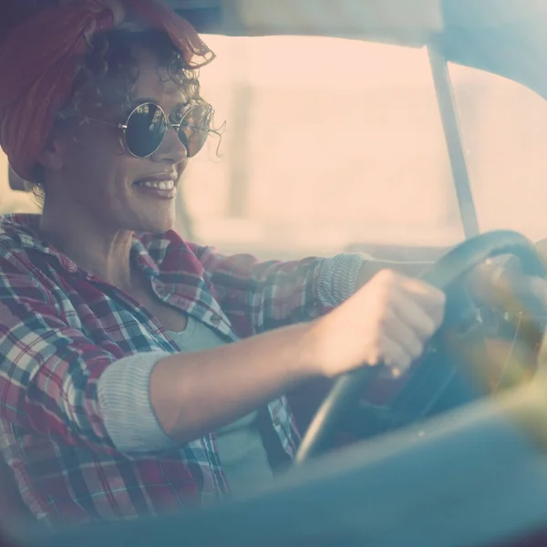 Joyeux Belle Femme Conduisant Voiture Avec Les Mains Sur Direction — Photo