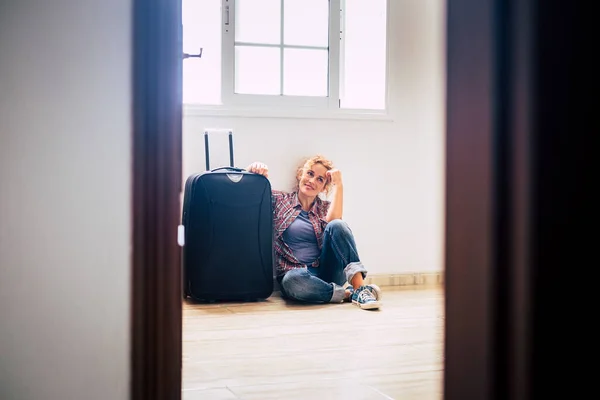 Une Femme Assise Seule Intérieur Maison Vide Avec Des Bagages — Photo