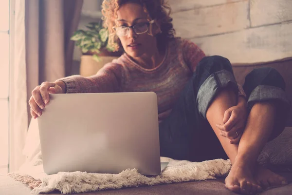 Volwassen Vrouw Werk Thuis Comfortabel Ontspannen Met Laptop Computer Zitten — Stockfoto