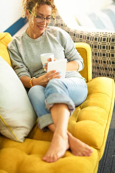 Ευτυχισμένη Ενήλικη Γυναίκα Απολαμβάνουν Χαλαρώσετε Χρόνο Στο Σπίτι Διαβάζοντας Ένα — Φωτογραφία Αρχείου