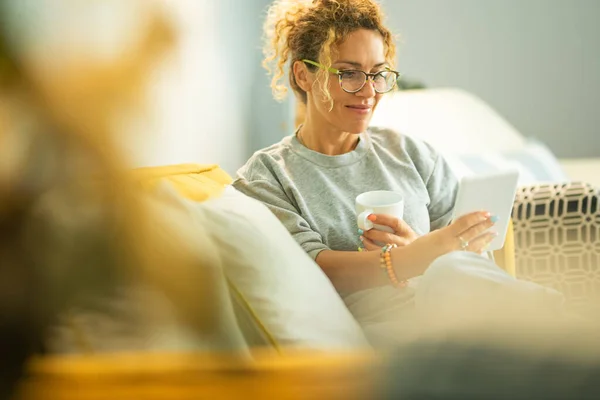 Ritratto Bella Donna Adulta Sorridere Casa Seduta Sul Divano Leggere — Foto Stock