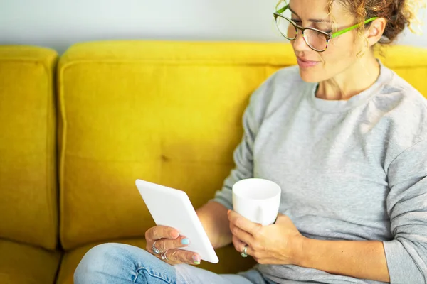 Ritratto Ravvicinato Una Bella Donna Matura Che Legge Libro Tablet — Foto Stock