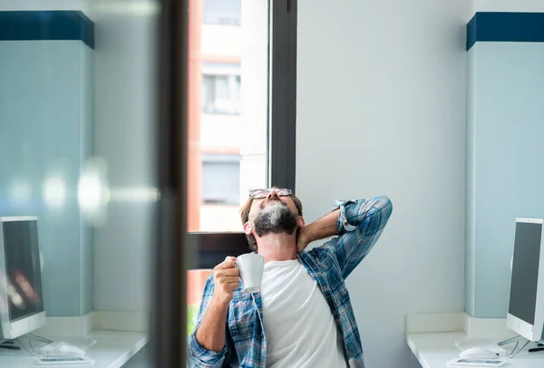 Homem Adulto Tocando Seu Pescoço Costas Para Dor Estresse Doença — Fotografia de Stock