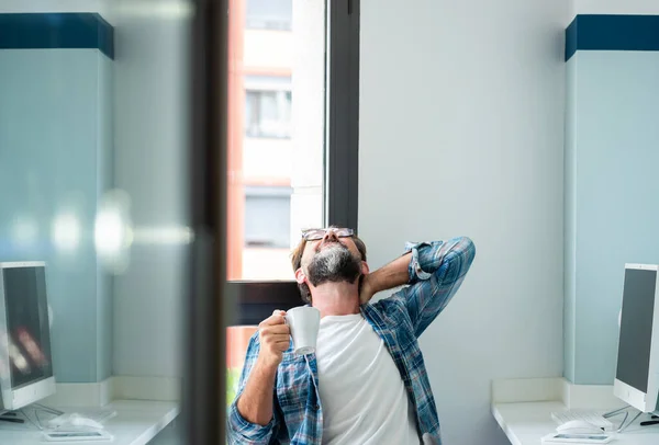 Vuxen Man Vidrör Nacke Och Rygg För Stress Smärta Och — Stockfoto