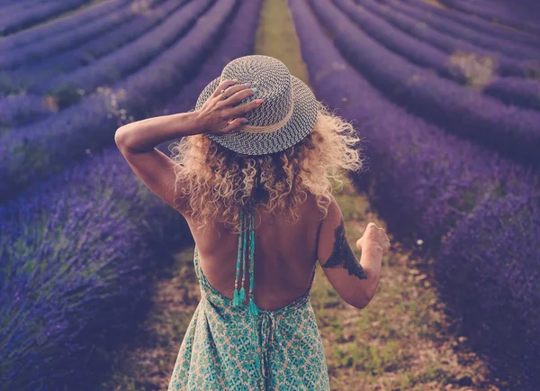 Bakåt Bild Vackra Babe Boho Elegant Blå Klänning Promenad Lavendel — Stockfoto