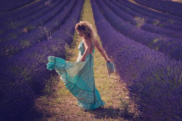 Hermosa Mujer Moda Los Campos Lavanda — Foto de Stock