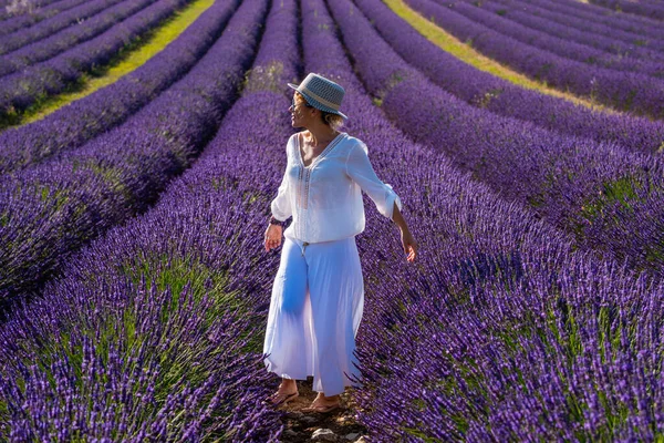 Bonita Mulher Meia Idade Alegre Com Violeta Roxo Lavanda Campo — Fotografia de Stock