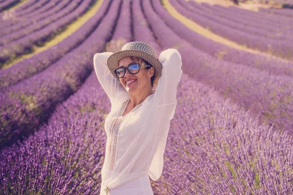 Portretul Vară Unei Femei Drăguțe Vârstă Mijlocie Zâmbind Distrându Flori — Fotografie, imagine de stoc