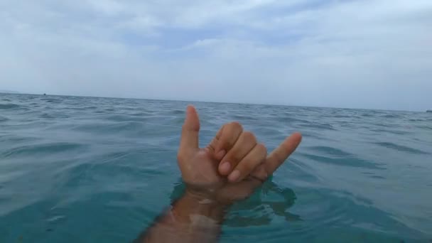 Homem Mostrando Surfista Shaka Chamando Gesto Mar — Vídeo de Stock