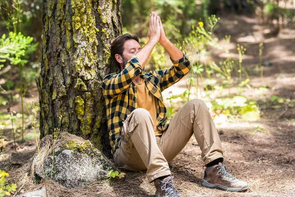 Ormanda Yaşayan Yetişkin Bir Adam Yerde Oturmuş Meditasyon Yapıyor Dışarıdaki — Stok fotoğraf