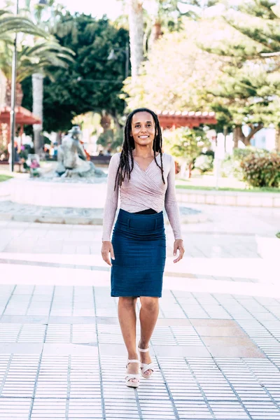 Retrato Casual Una Joven Mujer Negra Con Rastas Pelo Caminando —  Fotos de Stock