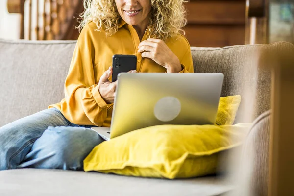 Tett Kvinnen Ved Hjelp Moderne Smarttelefon Hjemme Som Sitter Sofaen – stockfoto