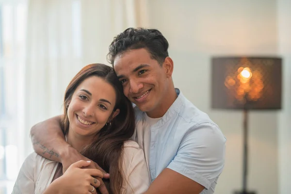 Jovem Milenar Casal Interracial Abraço Com Amor Casa Sala Estar — Fotografia de Stock