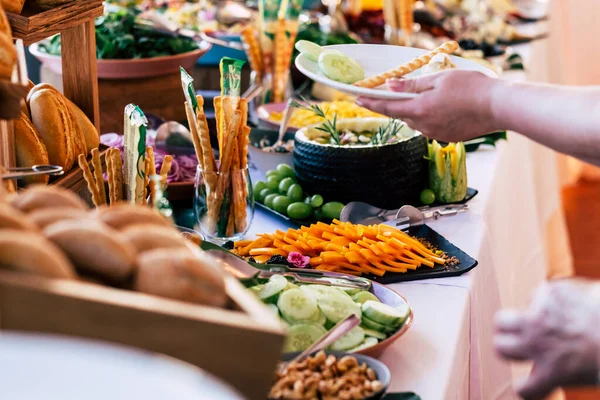 Zbliżenie Ludzi Biorących Jedzenie Stołu Imprezie Catering Self Service — Zdjęcie stockowe