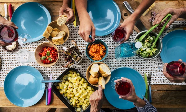 Bovenaanzicht Van Tafel Vol Eten Vrienden Die Samen Genieten Van — Stockfoto