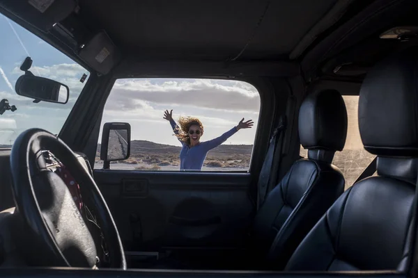 Feliz Libre Alternativa Aventura Turista Mujer Divierten Fuera Del Coche —  Fotos de Stock