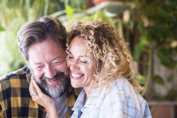 Mutlu Neşeli Yetişkin Beyaz Çift Portresi Gülümseyin Aşk Ilişkinin Tadını — Stok fotoğraf