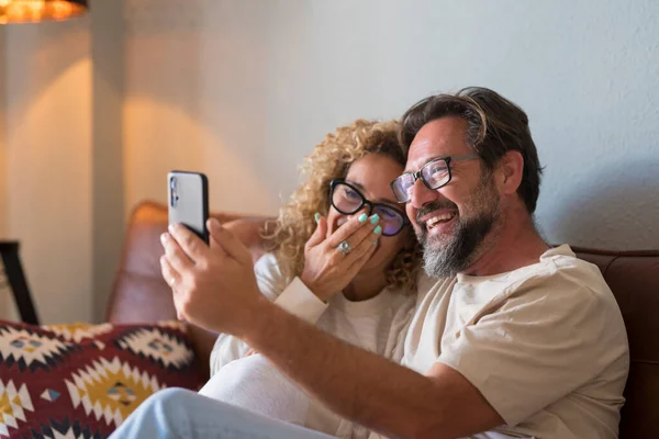 Personas Alegres Hablan Escuchan Amigos Línea Con Celular Desde Casa — Foto de Stock