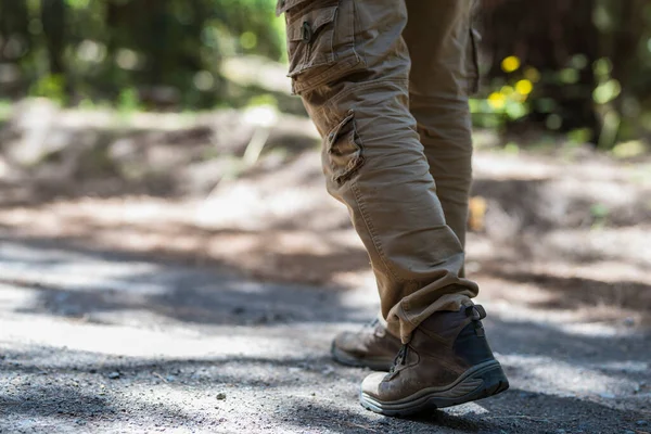 Zbliżenie Człowiek Buty Trekking Buta Chodzenie Ścieżce Góry Outdoor Rekreacji — Zdjęcie stockowe