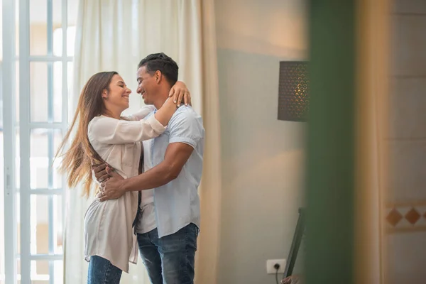 Gelukkig Gemengd Ras Etniciteit Thuis Voelen Opgewonden Dansen Vasthouden Met — Stockfoto