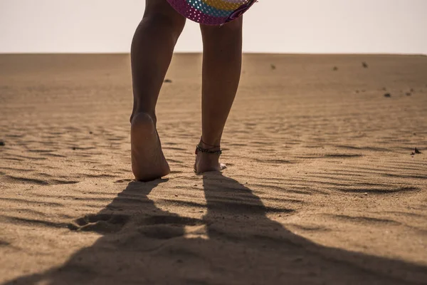 Γυναίκα Πόδια Περπάτημα Μαλακά Στην Άμμο Παραλία Της Ερήμου Έννοια — Φωτογραφία Αρχείου