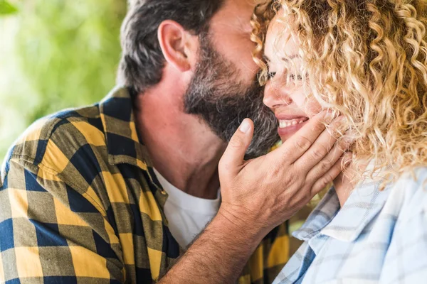 Ternura Emoções Doces Com Adulto Casal Branco Maduro Abraçando Beijando — Fotografia de Stock