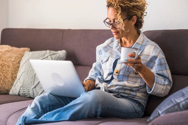 Home Yhden Naisen Rentoutua Kotona Istuu Sohvalla Kannettavan Tietokoneen — kuvapankkivalokuva