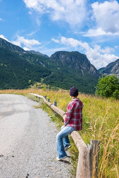 Rückenansicht Der Sitzenden Und Entspannten Frau Die Sommerurlaub Berg Und — Stockfoto