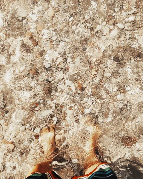 Composición Vertical Los Pies Turísticos Bajo Agua Playa Oceánica Transparente —  Fotos de Stock