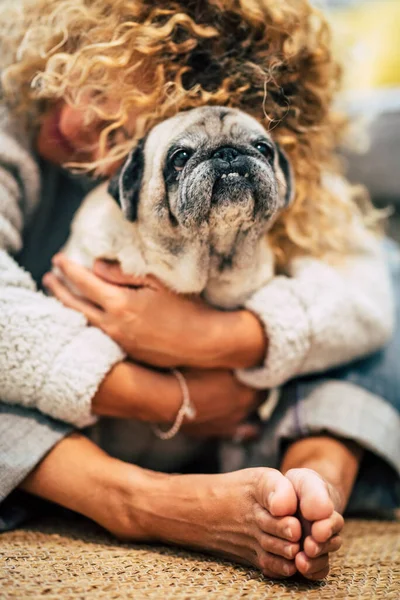 Γυναίκα Αγκαλιάζει Pug Στο Σπίτι Κάθεται Στο Πάτωμα Καλύτεροι Φίλοι — Φωτογραφία Αρχείου