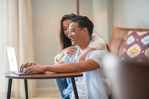 Pareja Joven Usa Computadora Portátil Casa Sentada Suelo — Foto de Stock