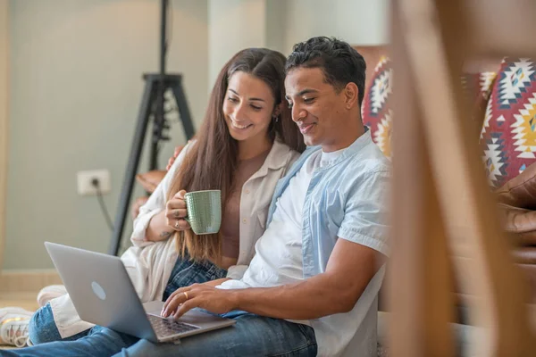 Menino Menina Juntos Casa Desfrutando Computador Portátil Sentado Chão Sorrindo — Fotografia de Stock