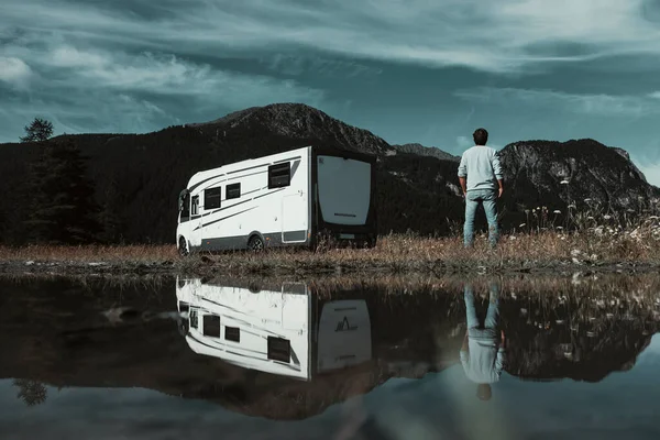 Motorhome Veículo Campismo Para Transporte Homem Fundo Montanhas — Fotografia de Stock