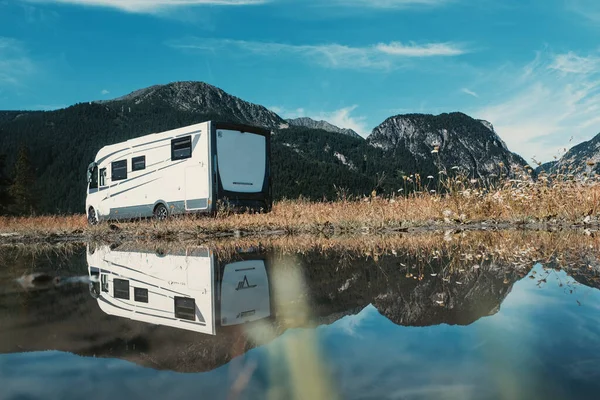 Autocaravana Vehículo Para Transporte Fondo Las Montañas —  Fotos de Stock