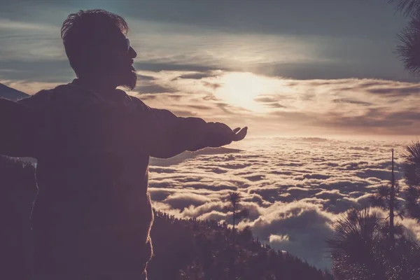 Silhouette Eines Hipster Mannes Oder Unbeschwerten Reisenden Mit Ausgestreckten Armen — Stockfoto