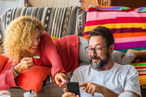 Ung Voksen Lykkelige Par Have Det Sjovt Nyde Telefonen Derhjemme - Stock-foto