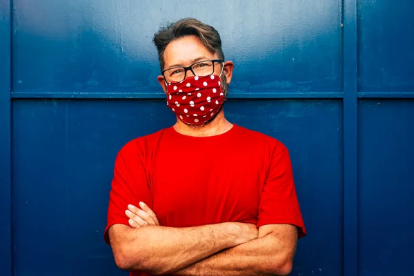 Портрет Взрослого Мужчины Очках Красной Маске Рубашке Голубой Дверью Заднем — стоковое фото