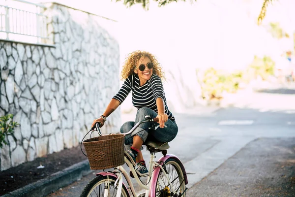Iloinen Onnellinen Aikuinen Nainen Nauttia Pyöräilystä Pitää Hauskaa Yksin Kaupungin — kuvapankkivalokuva