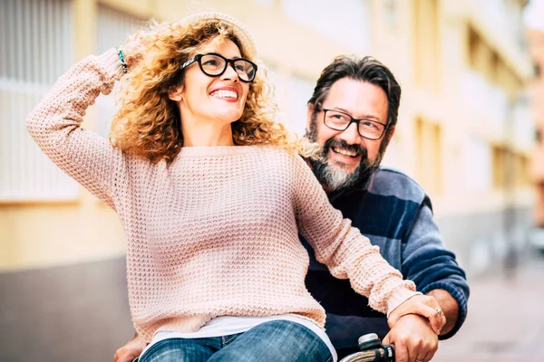 Gelukkig Volwassen Volwassen Mooi Paar Genieten Veel Plezier Rijden Een — Stockfoto