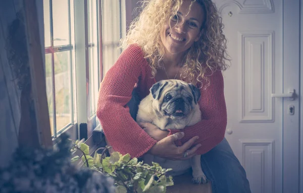 Foto Wanita Dan Anjing Rumah Duduk Bersama Sambil Memeluk Dan — Stok Foto