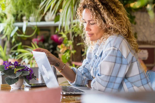 Frilans Fjernarbeider Voksen Kvinne Smart Arbeidsaktivitet Sitter Ved Bordet Hjemme – stockfoto