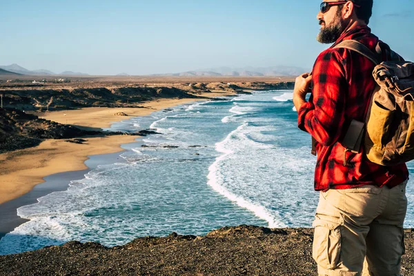 Rear View Man Standing Backpack Enjoying Wonderful Landscape Front Him — Stock Photo, Image