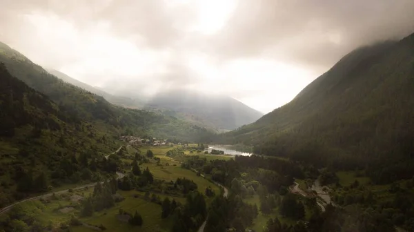 Vista Panorâmica Paisagem Verde Das Montanhas Rurais Com Árvores Estradas — Fotografia de Stock