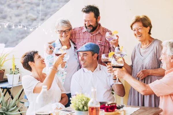 Multi Generatie Kaukasische Familie Toasten Wijnglazen Vieren Een Samenkomen Een — Stockfoto