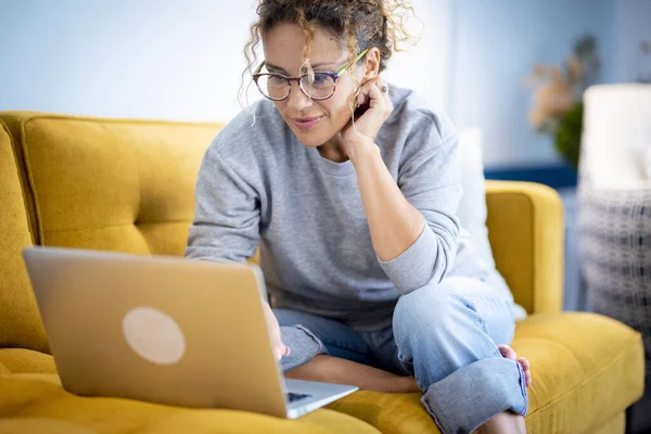 Lykkelig Ung Dame Som Jobber Med Laptop Sittende Sofa – stockfoto