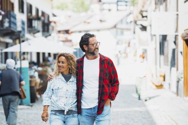 Şehir caddesinde yürürken kucaklaşan bir çift. Mutlu çift sokaklarda dolaşırken eğleniyor.. 