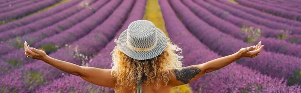 Vista Trasera Hermosa Mujer Pie Campo Flores Lavanda Con Los — Foto de Stock