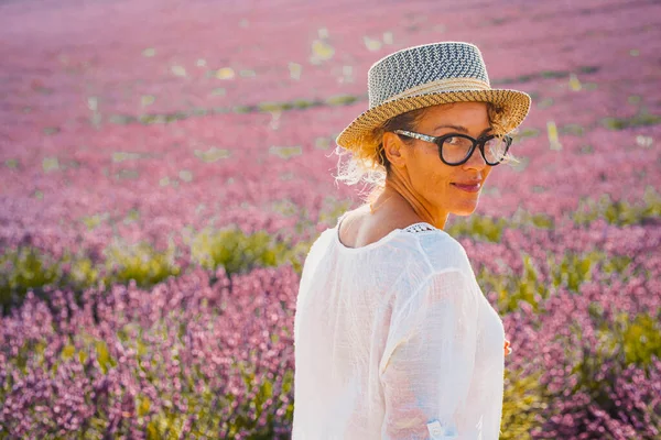Portret Van Een Vrouw Met Hoed Een Lavendelbloemenveld — Stockfoto