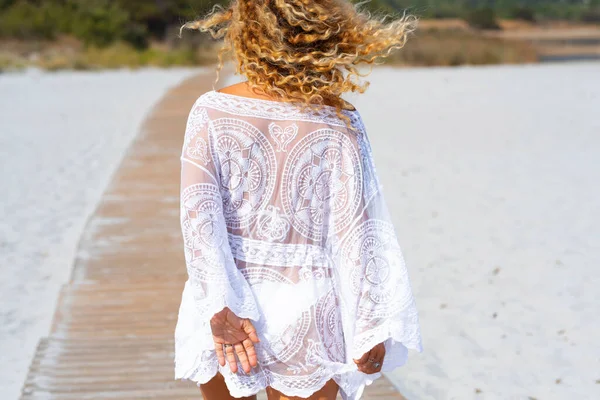 Achteraanzicht Van Een Vrouw Die Zand Loopt Het Strand — Stockfoto