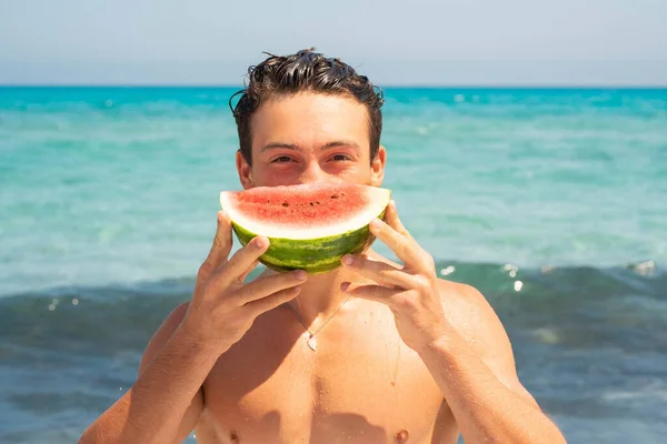Portret Van Shirtloze Tienerjongen Met Gehalveerd Watermeloen Fruit Kijkend Naar — Stockfoto